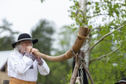 Wiślański Wygón Łowiec gra na rogu pasterskim